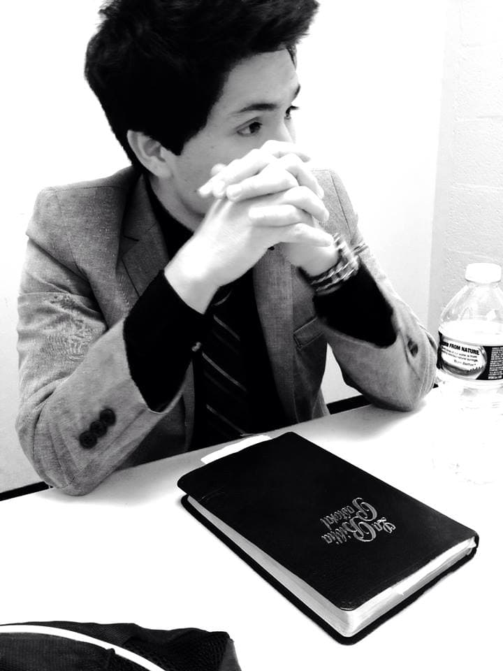 El predicador asegura no tomar, no fumar y no asistir a fiestas, además hizo énfasis en que le gustaría llegar virgen al matrimonio, pues considera eso es “hacer las cosas de forma correcta”.