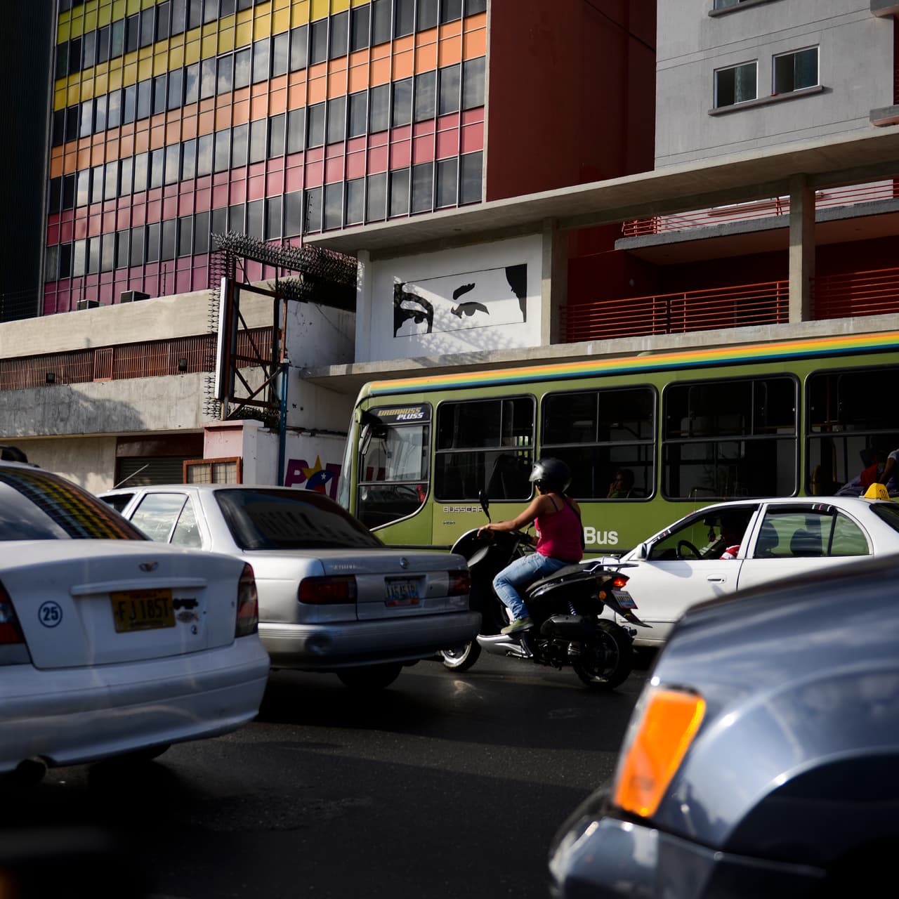 Una calla de Caracas y la mirada algo escondida (LEO RAMIREZ/AFP/Getty Images).