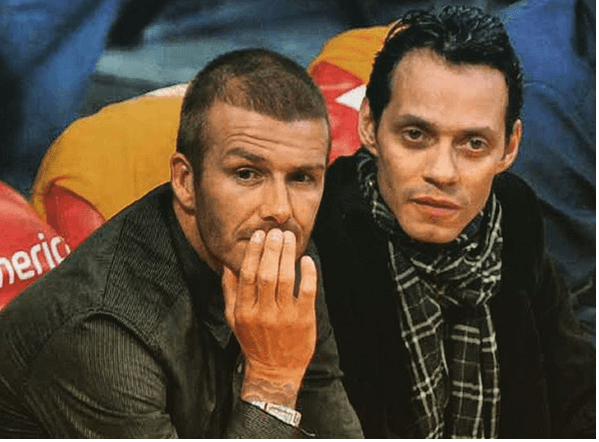 ¡Qué par de craks! El jugador británico David Beckham y Marc Anthony durante un partido de futbol.