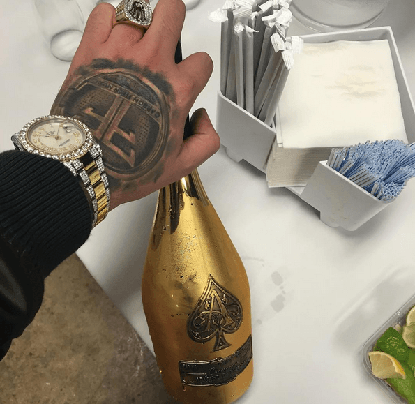 Sí que sabes tomar Farruko. El urbano compartió esta imagen acompañado del mensaje "Yandel esta noche se bebe" . ¡Qué buena fiesta se armó!