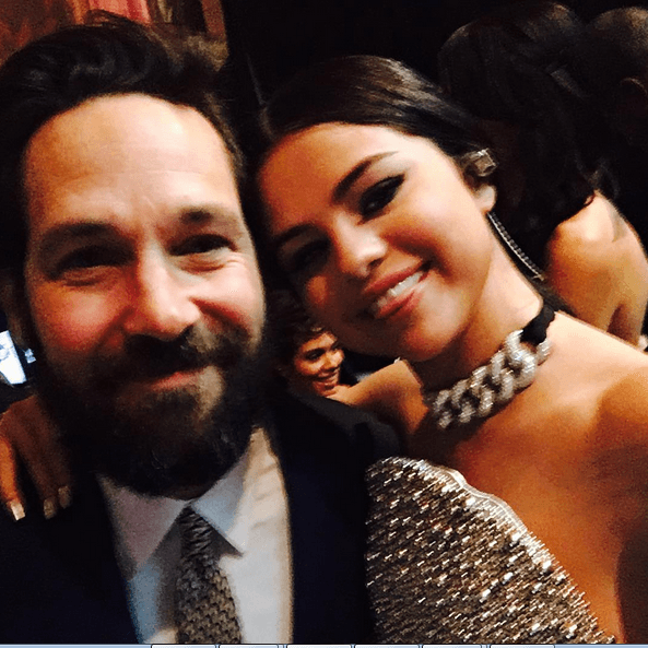 Selena muy bien acompañada del actor Paul Rudd.