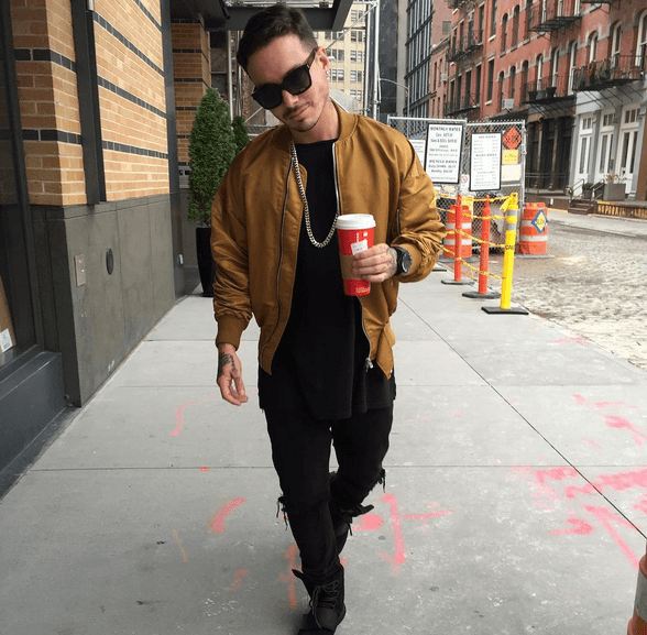 Unos brindaron y otros, como JBalvin compartieron su foto con el reglamentario café que llega con su famoso: "Bueno di, bueno di, bueno diaaaaas".