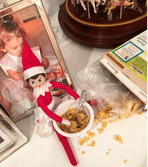 Thali compartió esta foto en la que se ve uno de sus lindos adornos navideños... ¡Pero le está robando el cereal!