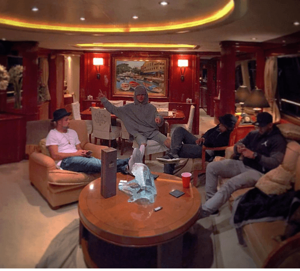 Mientras Sel recibe premios, Justin festeja entre amigos.