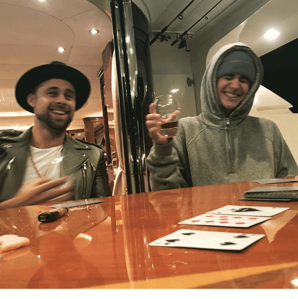 El cantante se la pasa muy bien entre un juego de cartas y un trago relajante.