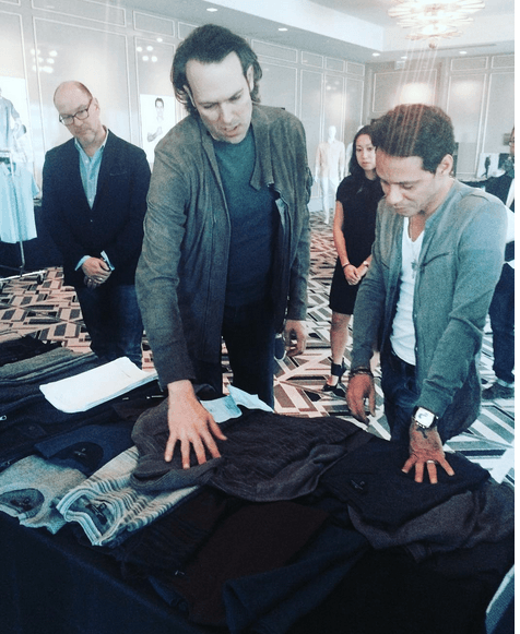 "¿Cuál se me verá mejor?", Marc se fija en cada detalle de su outfit.