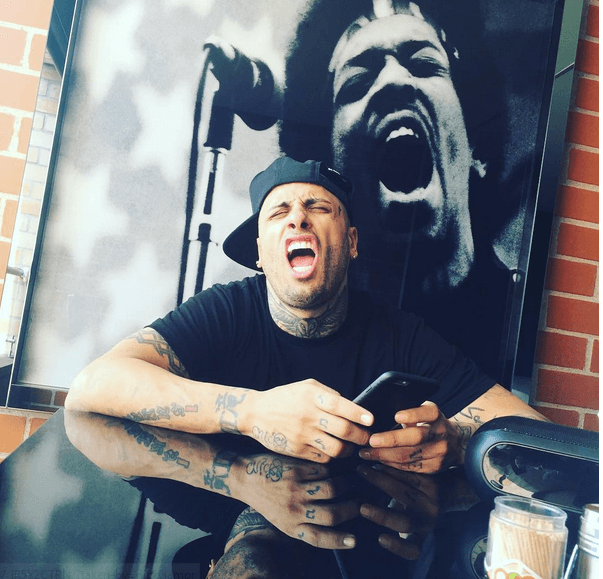 Nicky Jam contagia con su buen humor en las redes sociales, como esta imagen en la que imita el gesto del gran Jimy Hendrix.