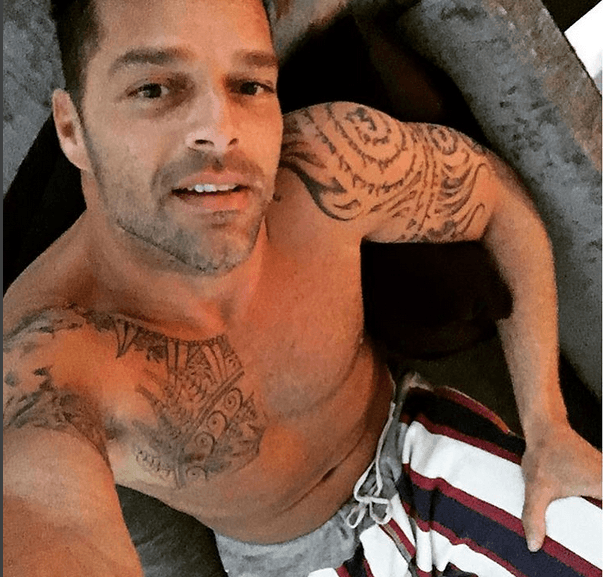 OMG! Qué cuerpazo tiene Ricky Martin, lo bueno es que no teme compartirlo con sus seguidores. ¡Y le agradecemos el gesto!