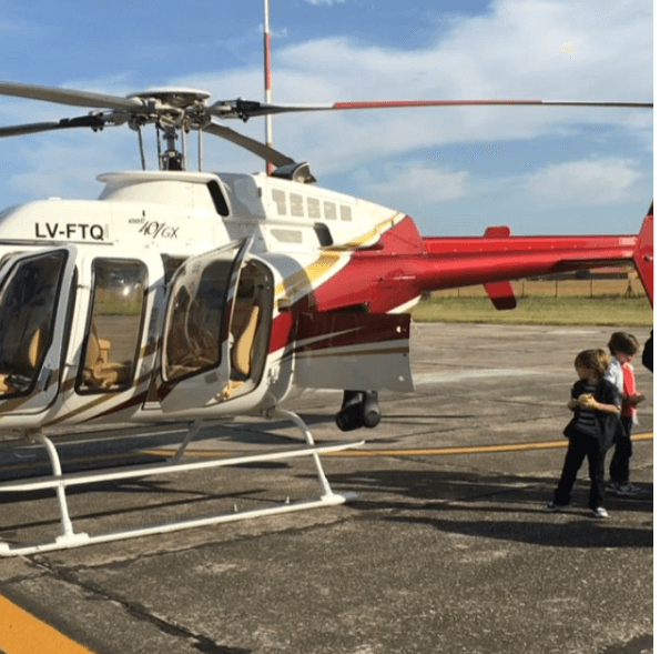 Los gemelos del boricua antes de subir al helicóptero. Sí que se la pasan bien estos hermanitos.