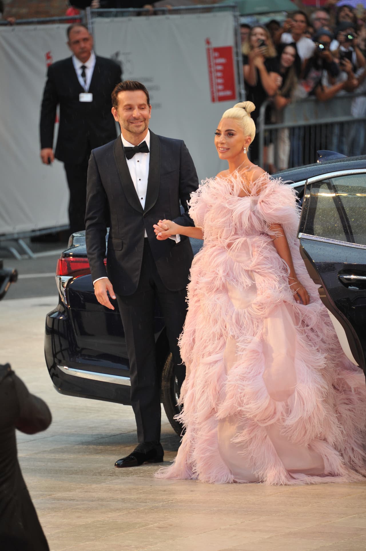 "Todos en ese set se sentían como una familia, para ser muy honestos. Quiero decir, filmé todas mis escenas probablemente en un total de cuatro días, pero fueron tan fenomenales en la creación de este increíble ambiente inclusivo y enriquecedor que todos dijeron: 'Muy bien, estamos aquí para trabajar y hagamos esto'. Pero nunca podríamos haber imaginado qué tan grande sería", explicó.