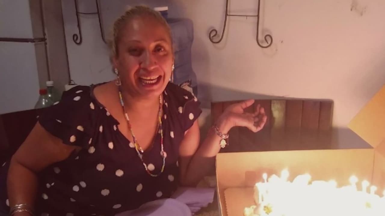 Mary Jane Gonzales, de 49 años, fue 
<b><a href="https://mailchi.mp/houstontx/surveillance-photos-in-fatal-shooting-at-2900-woodridge-drive?e=6a50a0733c" target="_blank">atacada por un desconocido</a></b> tras retirar dinero de un cajero automático del banco Chase, ubicado en el 
<b><a href="https://www.google.com/maps/place/2900+Woodridge+Dr,+Houston,+TX+77087/@29.7007131,-95.3676287,12z/data=!4m5!3m4!1s0x8640bde8d366c003:0x3b8dc473178938b0!8m2!3d29.7007131!4d-95.2975909" target="_blank">2900 de Woodridge Drive.</a></b> El crimen ocurrió durante la madrugada del domingo 17 de octubre.