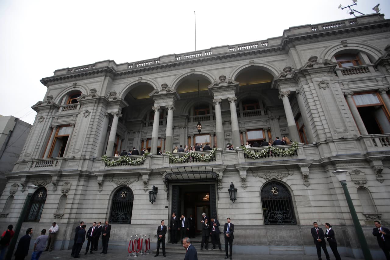 Tras la ceremonia, los invitados se trasladaron al Club Nacional, donde los recién casados ofrecieron un almuerzo.