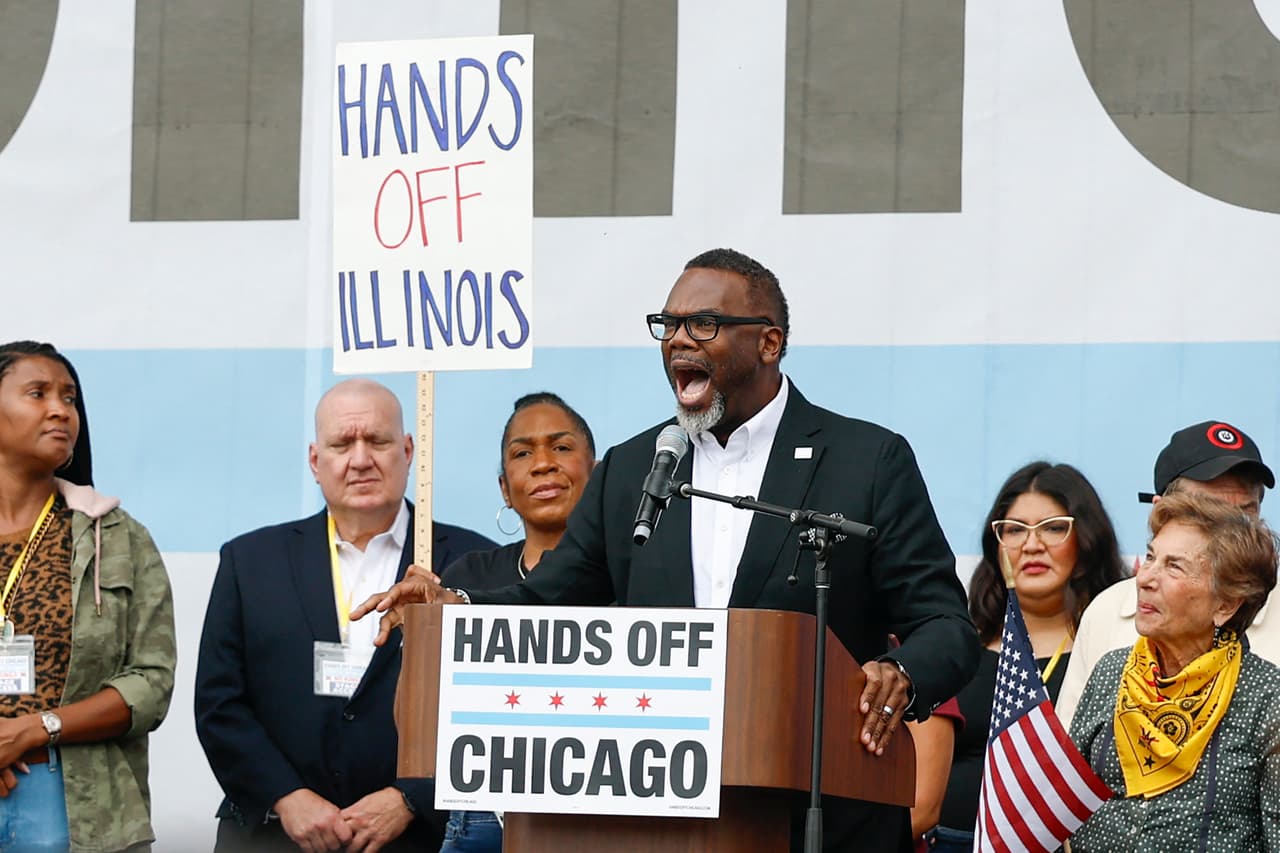 En el mismo recinto se encontraba el alcalde 
<b><a href="https://www.univision.com/temas/brandon-johnson" target="_blank">Brandon Johnson</a></b>, quien expresó.
<br>
<br>“No nos doblegaremos. No nos inclinaremos. 
<b>No nos acobardaremos. Chicago no se someterá al autoritarismo de Trump y utilizaré todos los recursos a mi disposición para proteger a Chicago</b> hasta que Trump termine su guerra contra la clase trabajadora de nuestra ciudad”, comentó Johnson.
<br>