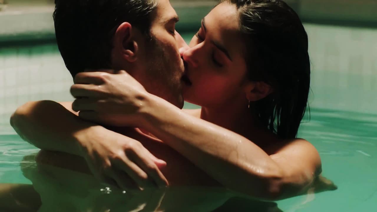 A su regreso de Espeña, Miguel preparó una noche muy especial para sorprender a Adela. Al estar a solas, le confesó que la amaba y que deseaba una vida juntos. Ambos vivieron una noche de pasión.