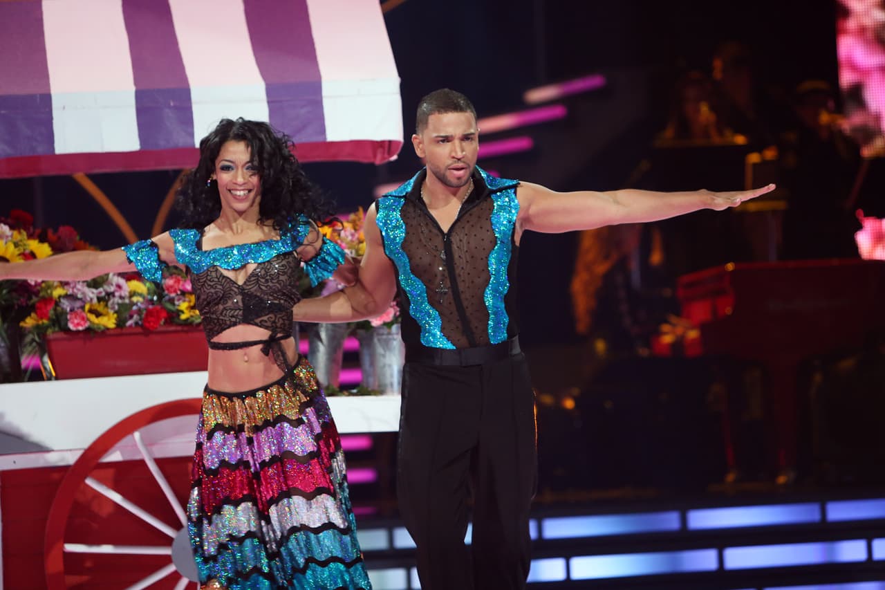 Henry Santos bailó una cumbia con el tema 'María la del barrio', de Thalía.