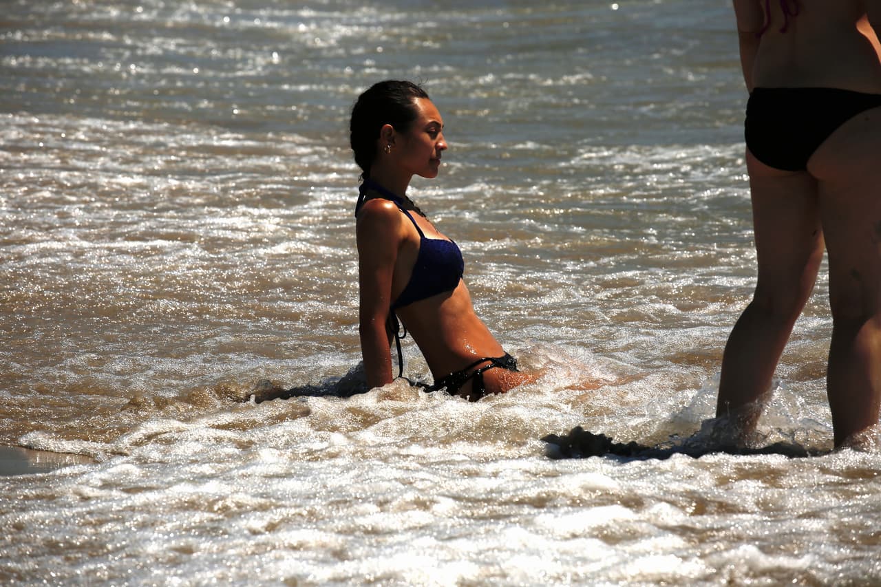 Para obtener un bronceado de forma saludable, hay que proteger la piel.