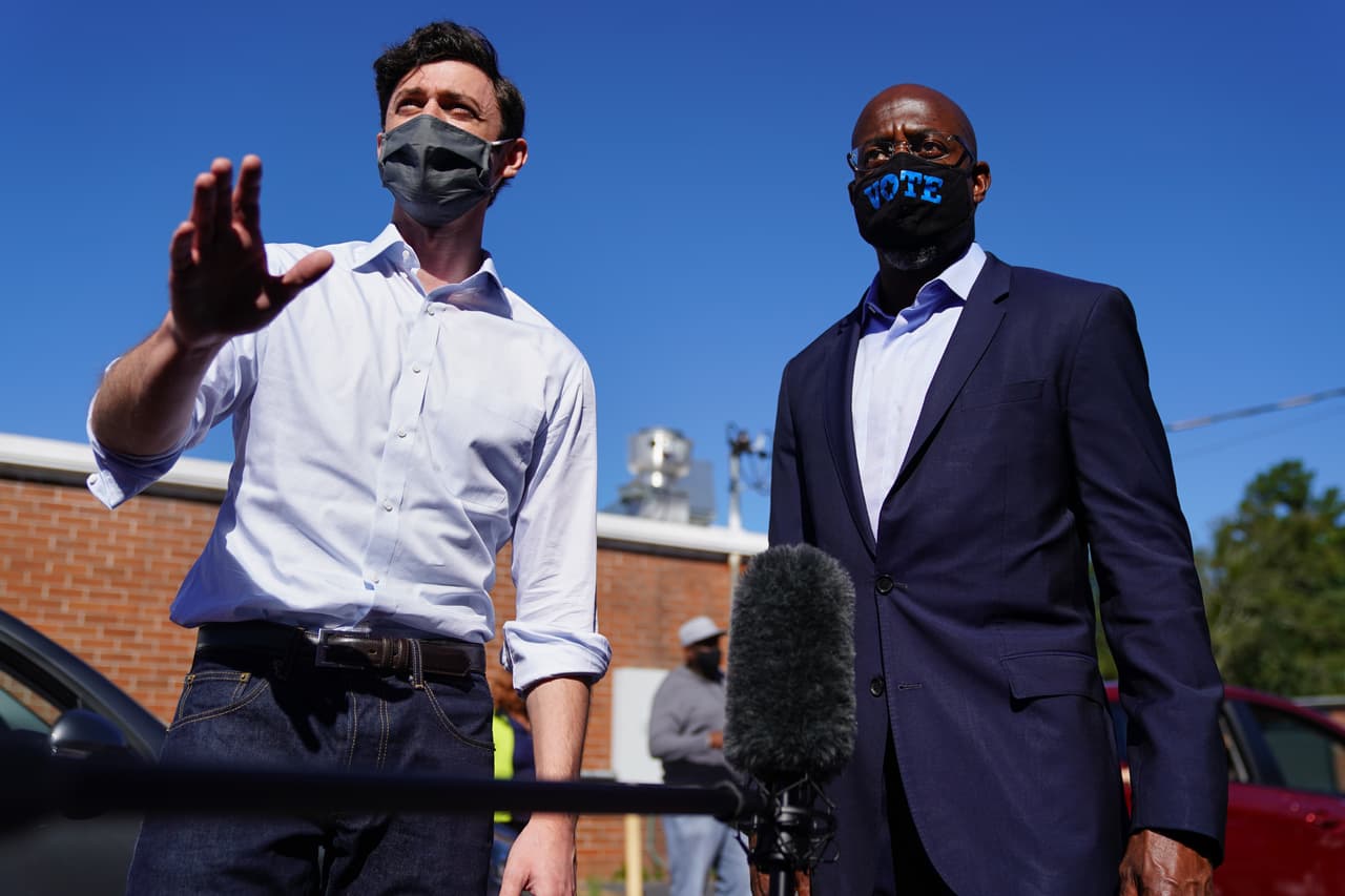 Los candidatos demócratas al Senado de Estados Unidos, Jon Ossoff y el reverendo Raphael Warnock, entregan carteles para el césped en un evento de campaña en Lithonia, Georgia. Los dos esperan derrocar a los senadores titulares
<b>David Perdue</b> y
<b>Kelly Loeffler</b>.