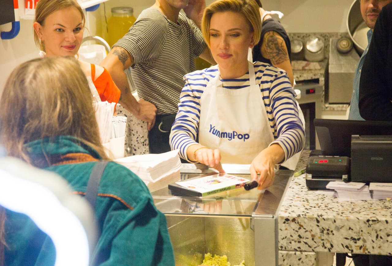 En la inauguración la actriz se encargó de atender el local ella misma.