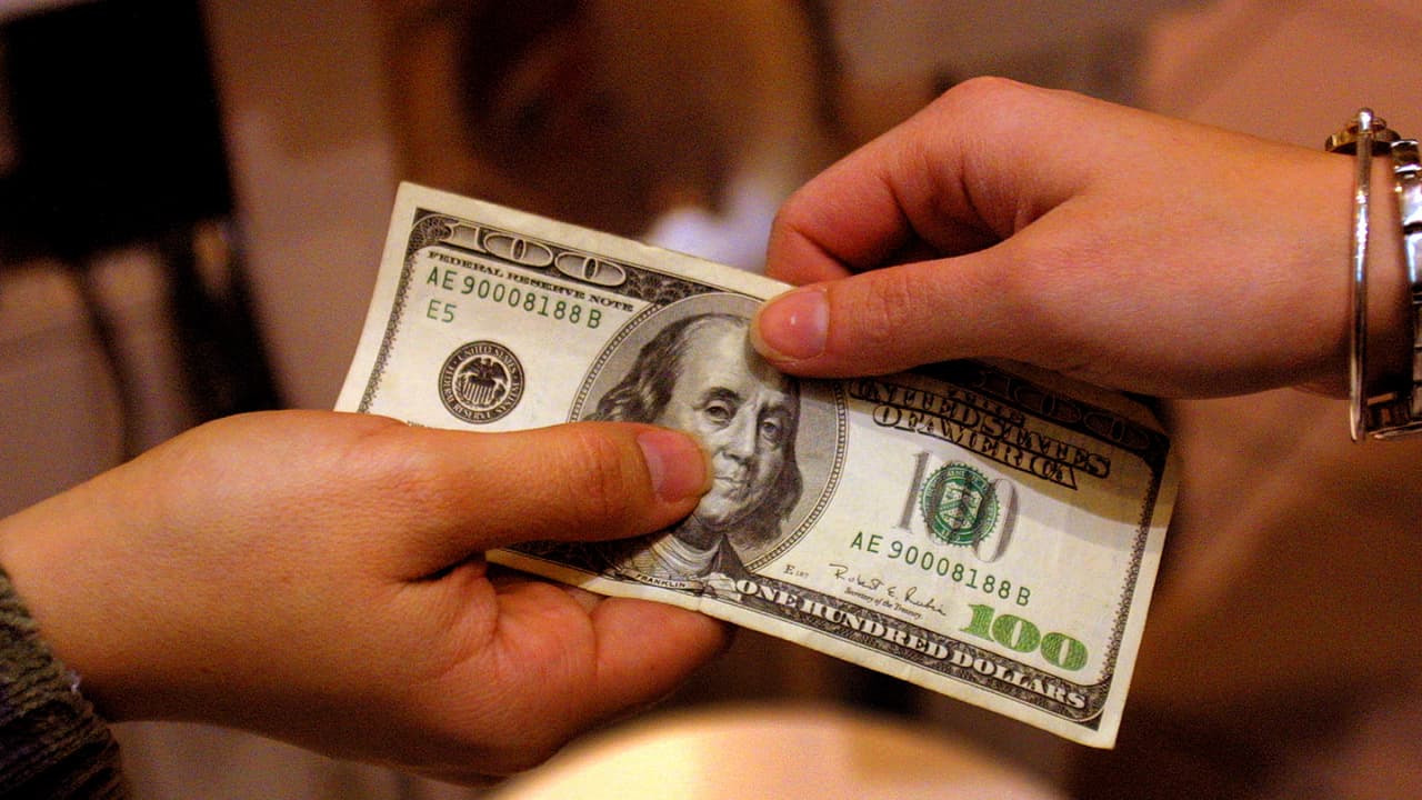 Negocios pequeños en Los Ángeles aplican el aumento al salario mínimo de 15 dólares por hora