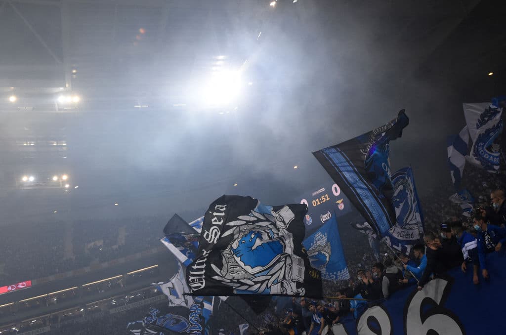 Fabio Ferreira Vieira (34'), Eduardo Aquino (37') y Mehdi Taremi (68') le dieron el triundo al Porto frente al Benfica con marcador 3-1 en el clásico portugués, durante la Jornada 16 en la Primeira Liga. El mexicano Jesús 'Tecatito' Corona jugó 35 minutos.