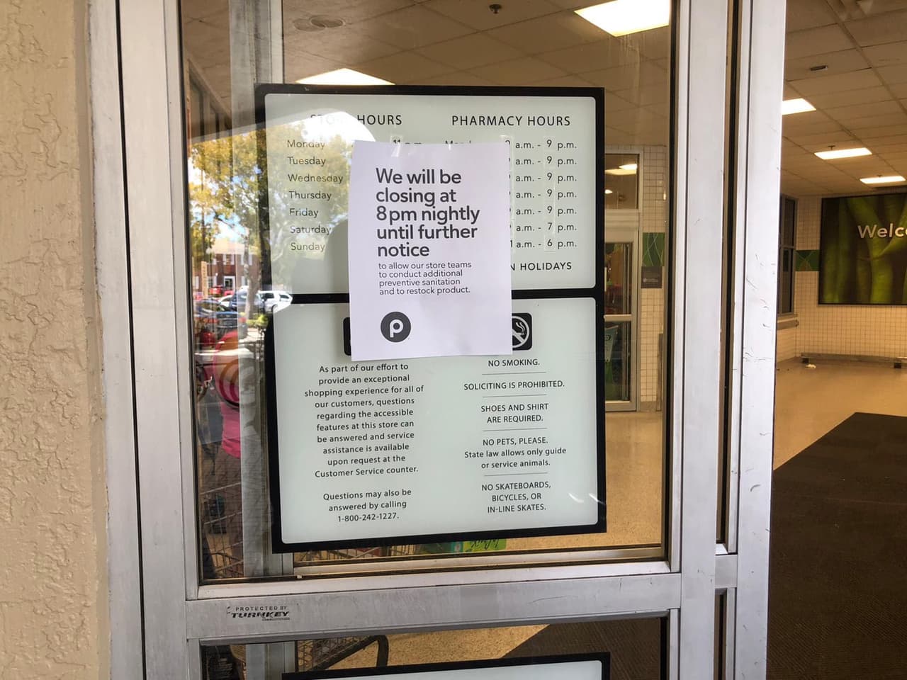 Publix anunció un cambio en su horario de cierre en todas sus tiendas, para darle más tiempo a sus empleados de abastecer los estantes y hacer rondas extras de limpieza. 
<br>