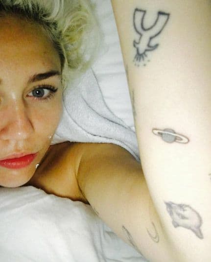 Además, tiene un tatuaje que bien pudo haber sido un error de diseño, o simplemente una confusión cuando la cantante de 26 años lo presumió en Instagram: “Arte permanente en la piel por la artista más ca*%$ Lauren Winzer, Júpiter”. Sin embargo, el planeta muestra anillos, como Saturno.
<br>