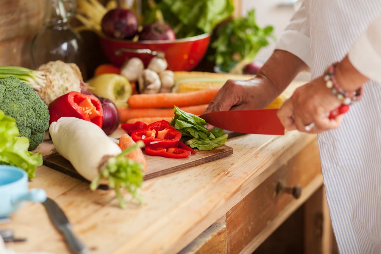 <b>Salud</b>
<br>Durante este año será necesario que pongas en práctica tus conocimientos de la higiene, alimentación y el equilibro adecuado para que mantengas tu salud, disfrutes de todo y no te extralimites en nada ya que felizmente, las combinaciones planetarias del año son favorables, y solamente debes ser extremadamente cuidadoso cuando Mercurio transite retrógrado los meses indicados anteriormente.
<br>