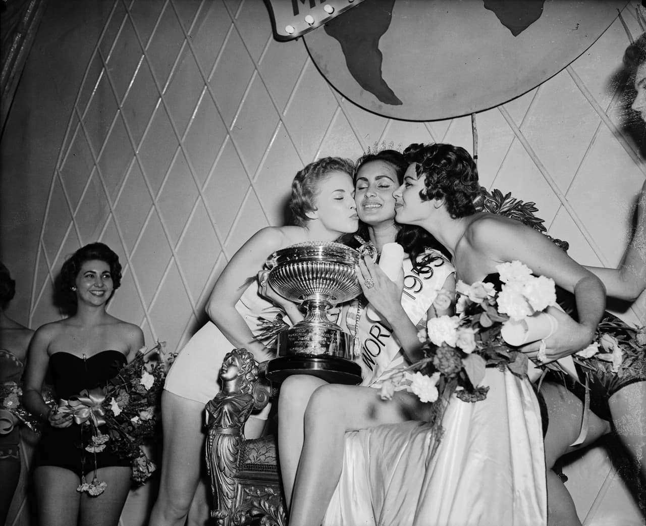 Susana Dujim fue la primera Miss Venezuela en ganar un concurso internacional de belleza. Coronada en el Miss World de 1955, fue la primera joven de habla hispana en hacerse con ese título, en su tercera edición. Dujim abriría el camino a cientos de venezolanas que encontrarían en una contienda de belleza un camino para la fama más allá de sus fronteras.