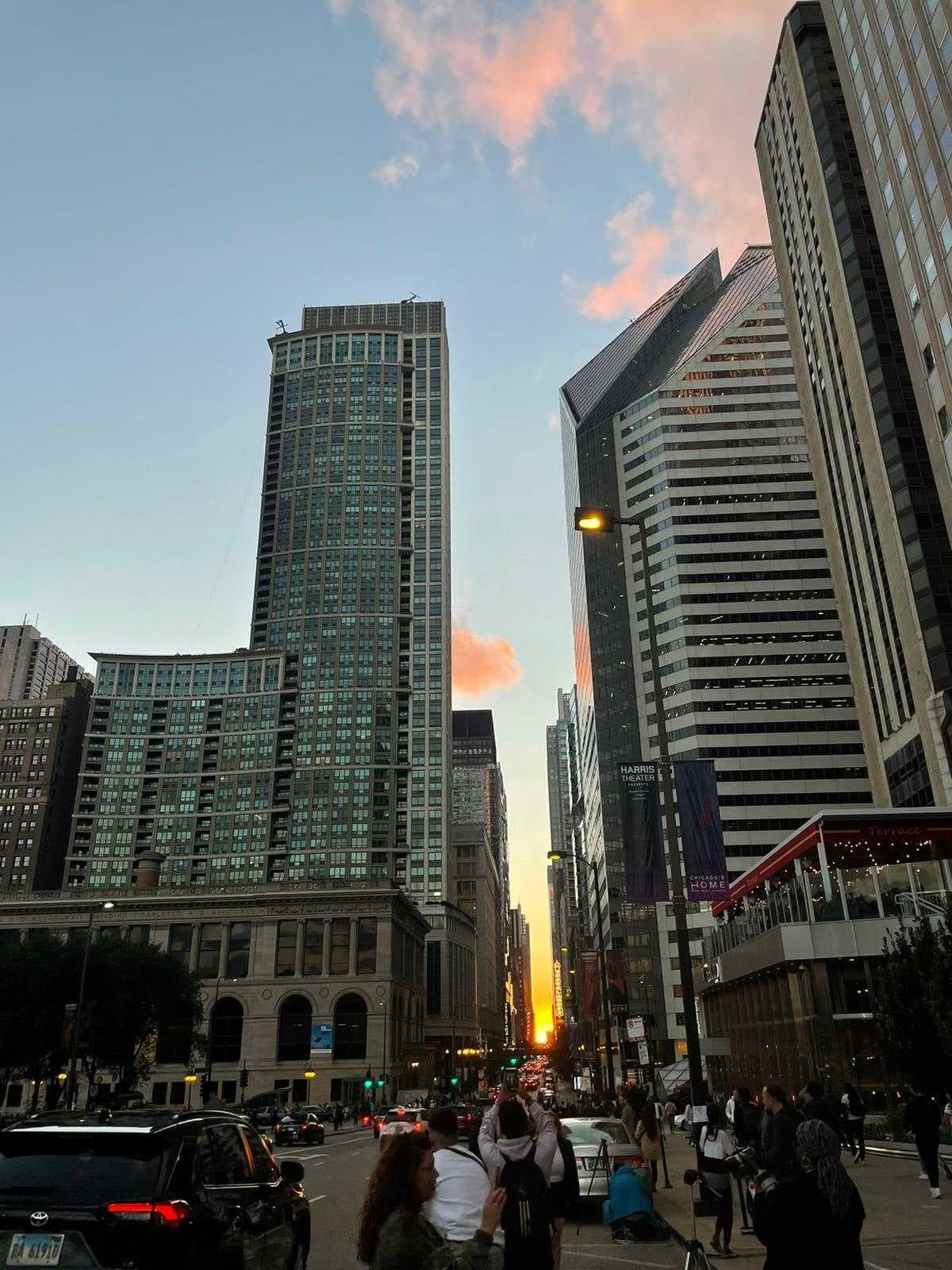 Chicagohenge otoño 2022 en Chicago. Las personas que se reunieron en el centro de Chicago estaban ansiosas por ver llegar el otoño.
