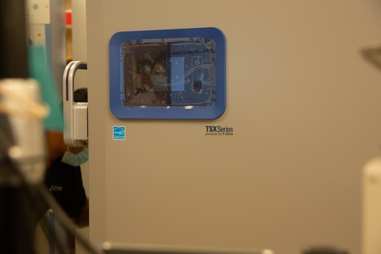 Los congeladores para la vacuna contra el coronavirus llegaron a un centro médico de Kaiser Permanente del Norte de California el viernes 11 de diciembre.