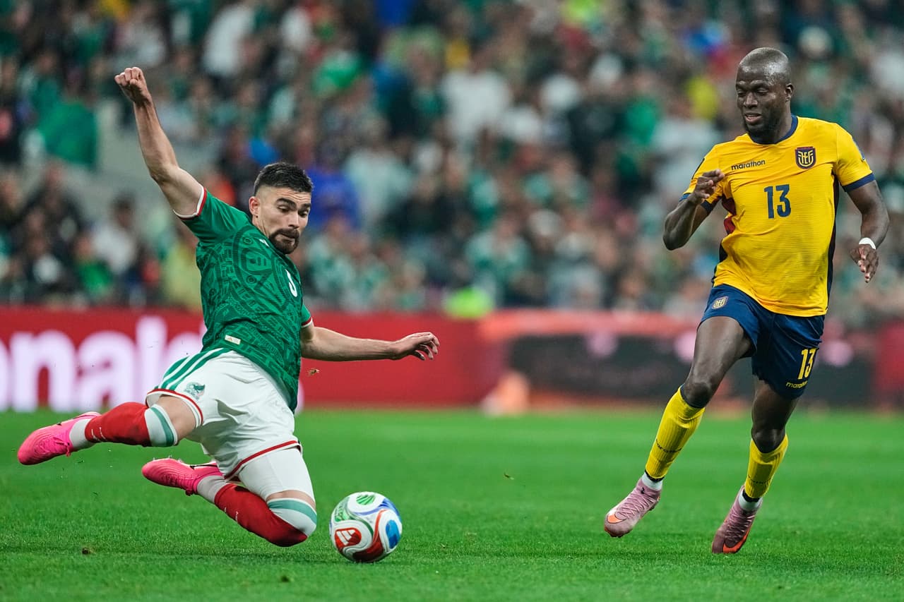 El mexicano Johan Vásquez (5) y el ecuatoriano Enner Valencia (13) disputan el balón durante el partido de dieciseisavos de final de la Copa del Mundo entre México y Ecuador en Ciudad de México, el martes 30 de junio de 2026.