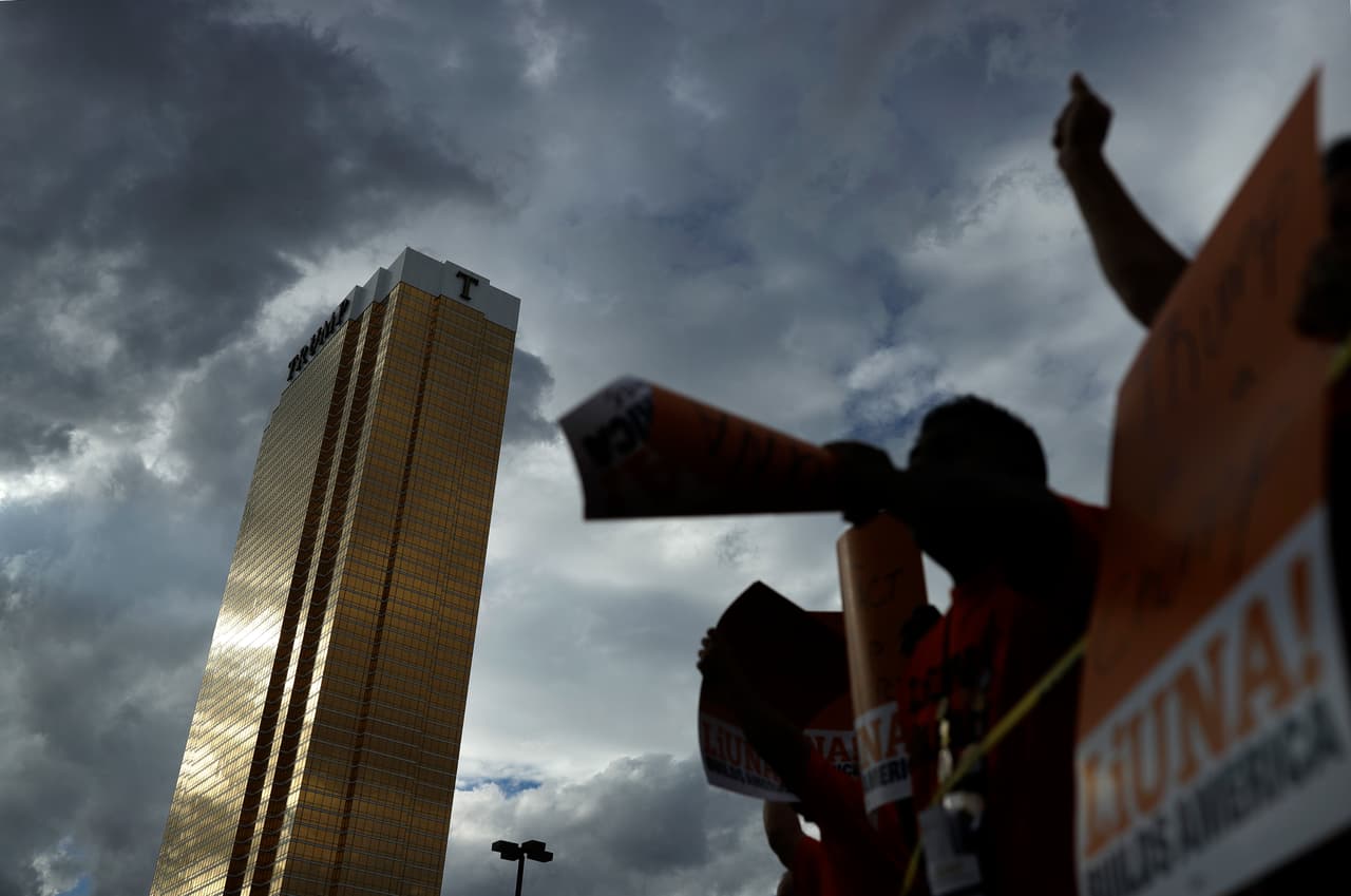 El hotel de Trump en Las Vegas durante la protesta.
