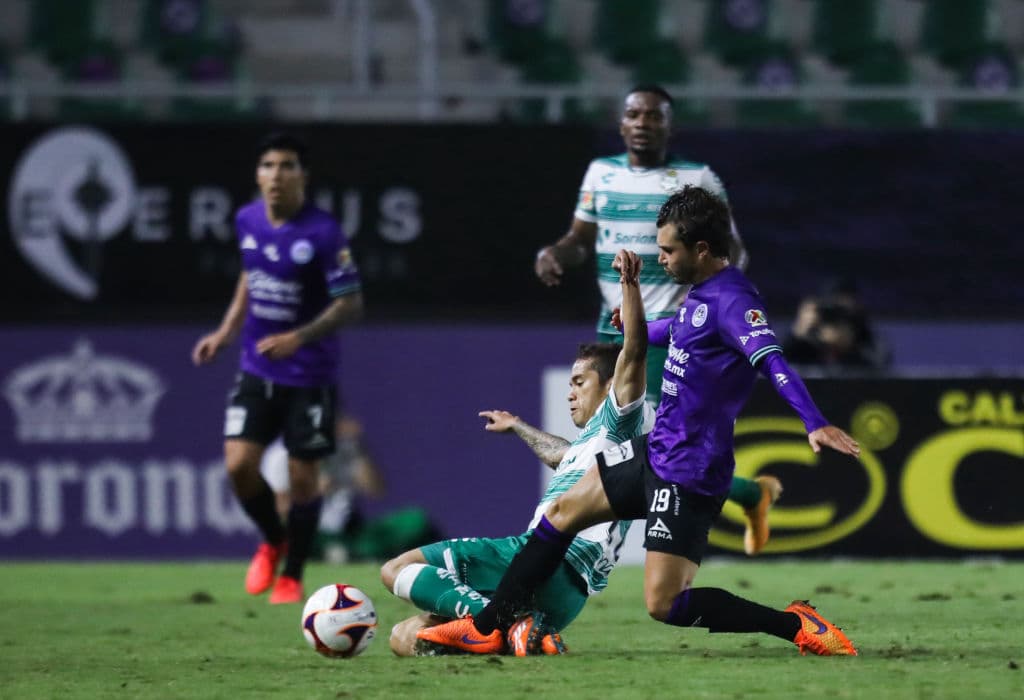 Los de Almada presionaron hacia el final del juego, pero no llegó el tanto que les diera los tres puntos en El Kraken. Santos retiene temporalmente el liderato con 7 unidades, mientras que el conjunto de Tomás Boy llegó a 4 puntos. Mazatlán recibirá a Pachuca y Santos hará lo propio con las Águilas del América en la cuarta fecha de la competición.