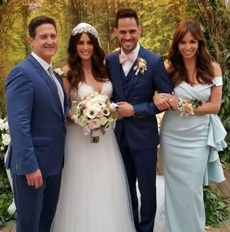 Así posaron los recién casados en compañía de Jaime y Giselle al finalizar la ceremonia. "¡Qué vivan los novios!", comentó Blondet.
