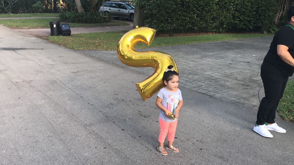 El globo con la figura de un número dos, no resultó lo que Ana Patricia esperaba y decidieron no usarlo para las fotos.