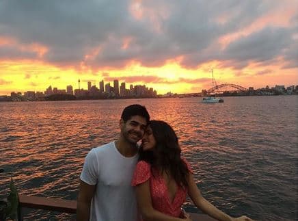 Adria Arjona y su ahora prometido han sido novios desde 2016, según información de People en Español.