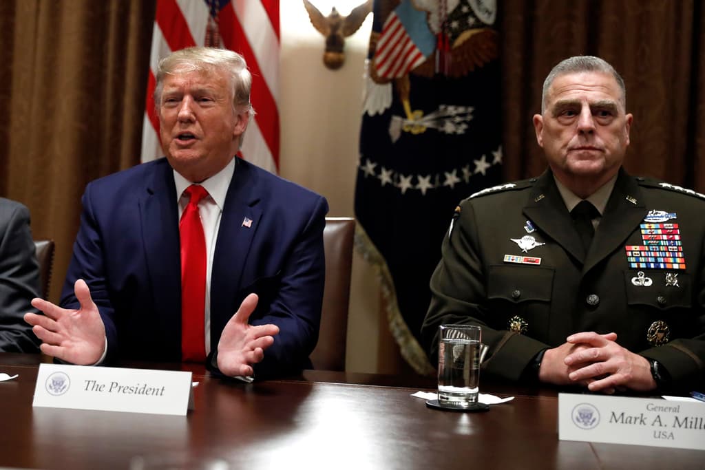 El general Mark Milley, entonces jefe del Estado Mayor Conjunto, junto al presidente Donald Trump en su primer mandato, en una reunión en la Casa Blanca en 2019.