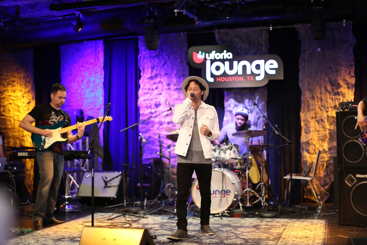 Kike Barrios fue uno de los encargados de abrir el escenario durante el primer día del Uforia Music Showcase que estuvo dedicado a artistas del género pop, urbano y reggaeton.