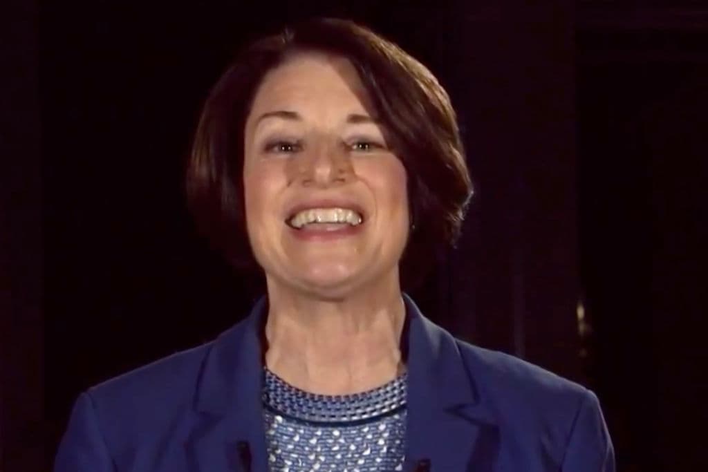 La senadora por Minnesota, 
<b><a href="https://www.univision.com/temas/amy-klobuchar">Amy Klobuchar</a></b>, ex precandidata presidencial demócrata, convocó a la unidad: “
<i>E pluribus unum</i>. De muchos, uno. Esto es más que una mantra. Es la estrella del norte de nuestra democracia. Ahora más que nunca necesitamos un presidente que vaya a unir al país”, puntualizó.