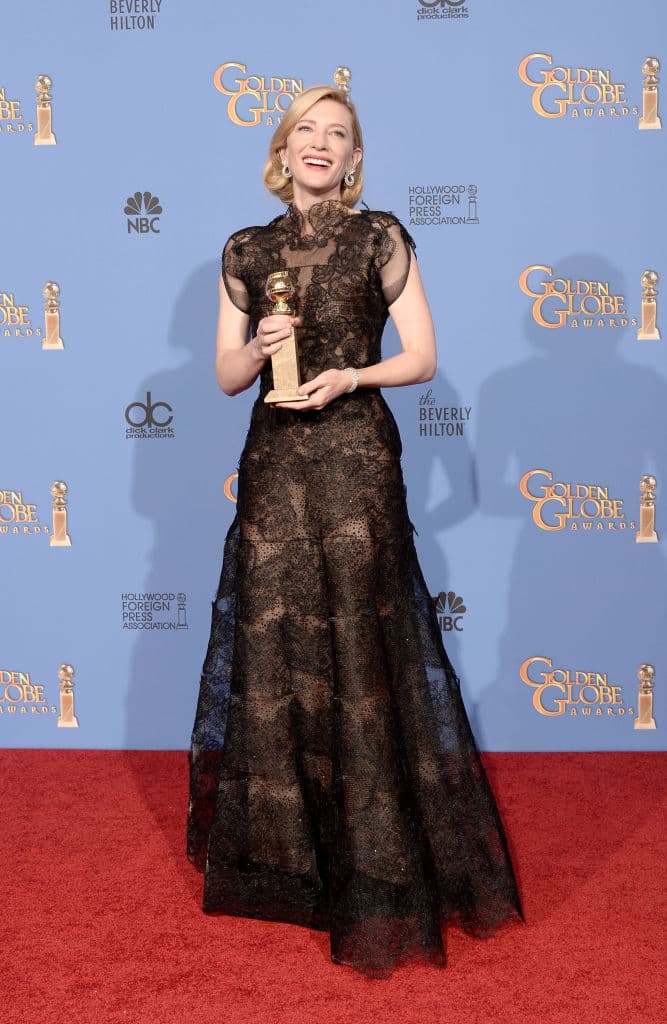 Cuando 
<b>Cate Blanchett </b>ganó el Globo de Oro en 2014 acudió a la ceremonia con un vestido Armani Privé de encaje con transparencias y detalles brillantes de cristales.