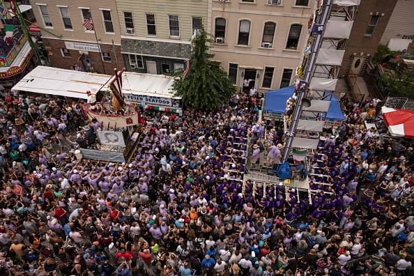 Una torre de ochenta pies de altura y con un peso de cuatro toneladas es decorada con lirios y una imagen de San Paolino.