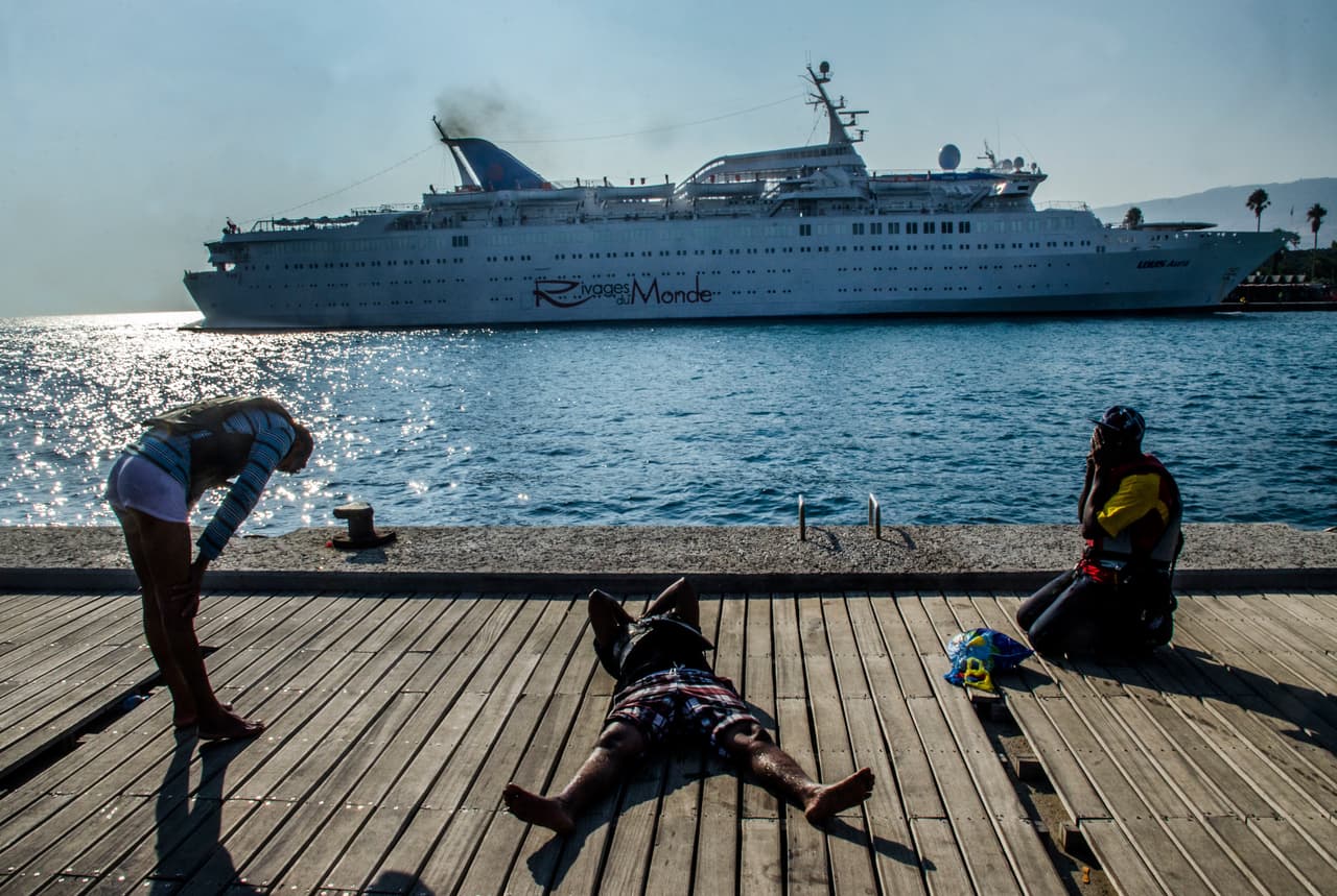 <b>Capítulo 2. “No hay cielo ni tierra cuando te hundes en el mar”.</b> La rutina de la isla de Kos, paraíso turístico griego, da la espalda a los cientos de migrantes agradecidos por llegar a salvo. Un antiguo hotel abandonado es ahora un pequeño campo de refugiados improvisado, para dormir en el suelo, mientras gestionan un permiso para continuar el viaje. En una fila fuertemente custodiada, la angustia y el miedo está en cada uno de los hombres, mujeres y niños que esperan por muchas horas para subir al ferry. “Finalmente el barco zarpa hacia Atenas entre los vítores que, desde la cubierta superior, lanzan los refugiados”, cuenta Javier Bauluz en su crónica
<b><a href="http://huelladigital.univisionnoticias.com/crisis-refugiados-javier-bauluz/capitulo-2/">(VER ESPECIAL COMPLETO).</a></b>