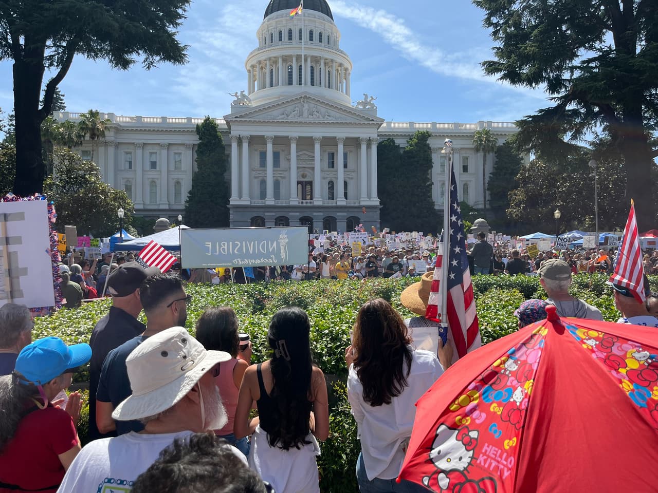 Desde la mañana de este sábado, 
<b>miles de personas comenzaron a reunirse en la escalinata oeste del Capitolio</b>.