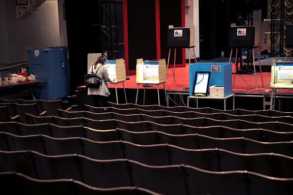 Escenas como estas de la Escuela de Artes de Chicago se repitieron en todos los estados con elecciones. Centros vacíos y poca afluencia de votantes. Mientras tanto, se ha dado un sustancial aumento del voto anticipado y por correo.