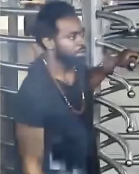 Buscan a sospechoso de apuñalar a un pasajero del subway en Brooklyn tras confrontación