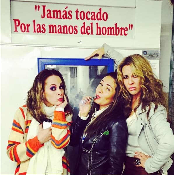 Aquí las lagartonas junto a Yolanda Andrade.