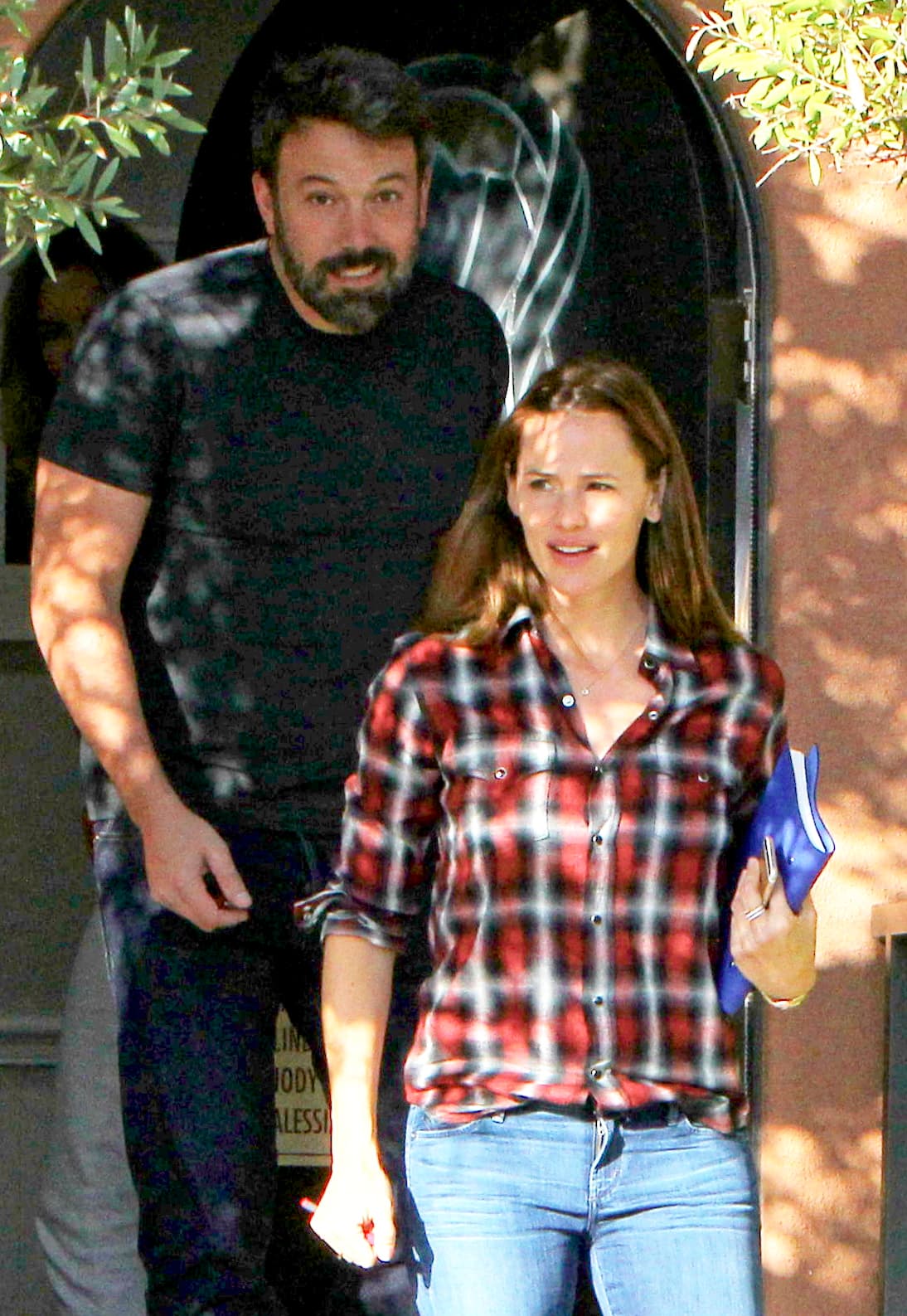 Ben Affleck le siguió, también sonriente.