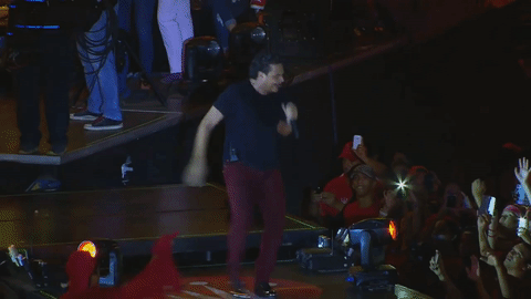 En su serie de videos en concierto presume varios curiosos pasitos de baile.