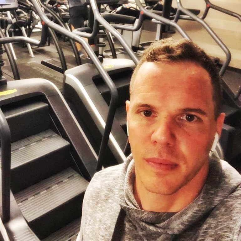 Juntos aceleran las pulsaciones mientras que las gotas de sudor van cayendo de a poco y el resultado de su esfuerzo se va notando.