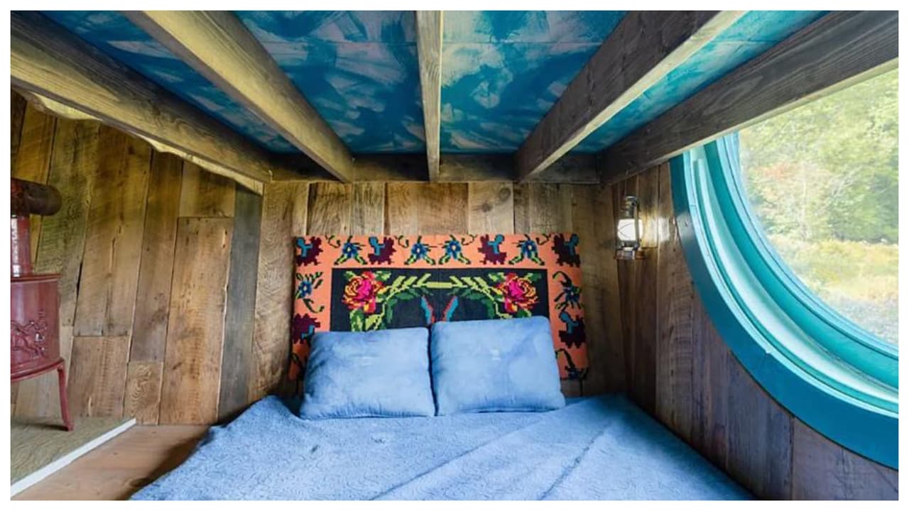 La propiedad se llama 
<a href="https://www.bellfirefarm.com/the-cosmic-nomad-catskills-cabin">Bellfire's Cosmic Nomad </a>y tiene espacio para 4 personas. Está ubicado en 
<a href="https://www.google.com/maps/dir/Bellfire+in+the+Catskills,+1477+Lower+Meeker+Hollow+Rd,+Roxbury,+NY+12474/@42.2716459,-74.628691,17z/data=!4m9!4m8!1m0!1m5!1m1!1s0x89dc67eeeaf81ef7:0xdc8539a5ac0942f!2m2!1d-74.628691!2d42.2716459!3e0">1477 Meeker Hollow Rd., Roxbury</a>, una zona conocida por ser 
<b>uno de los mejores lugares para observar las estrellas en Nueva York. </b>
<br>